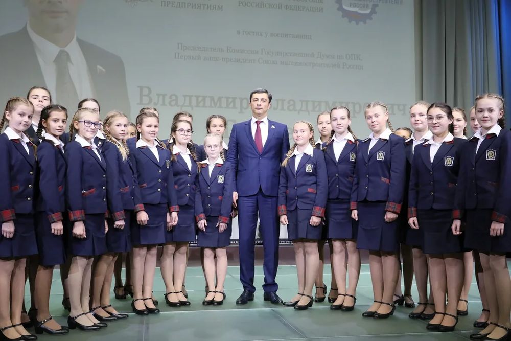 Владимир Гутенев наградил воспитанниц Пансиона Министерства обороны РФ, победивших в Многопрофильной инженерной олимпиаде «Звезда»