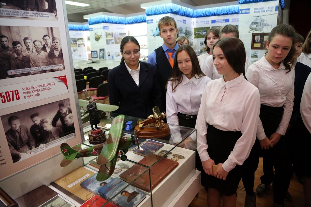 Завод недели. Казанский вертолетный завод акции. КВЗ Союз молодежи. Экскурсия в завод министр. КВЗ отдел молодёжи Елизавета.