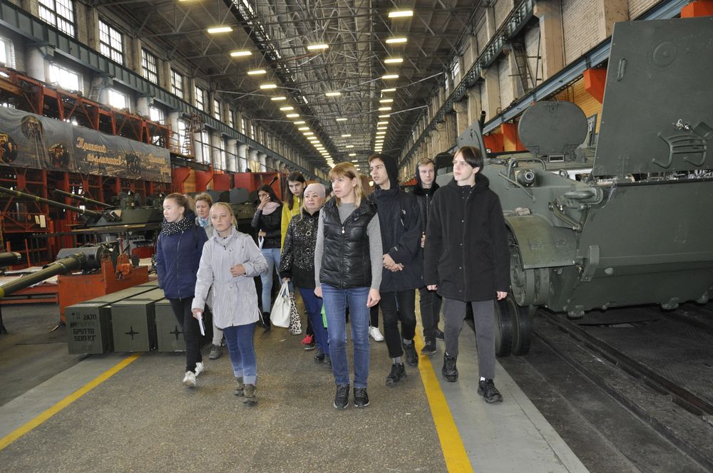 Курганмашзавод. Завод Курганмашзавод цех 820. Курганский машиностроительный завод экскурсия. Марина Каршина Курганмашзавод. Денис Гончарук Курганмашзавод.