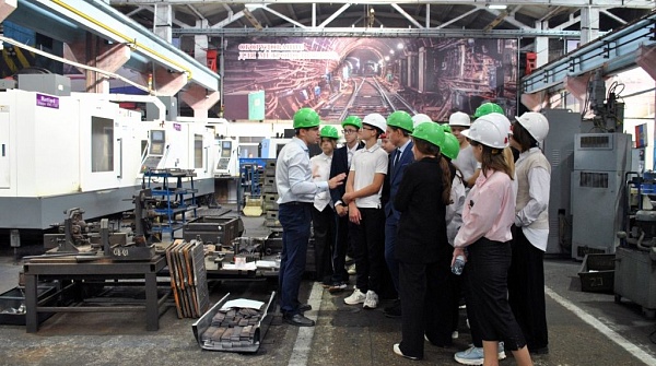 В Брянске школьникам и студентам показали, как льют сталь, создают изделия  микроэлектроники,   оборудование для метро и машины для полей