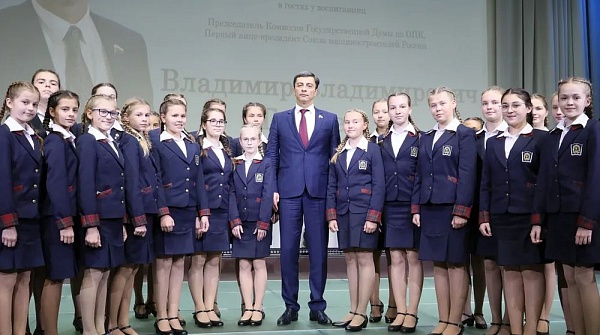 Владимир Гутенев наградил воспитанниц Пансиона Министерства обороны РФ, победивших в Многопрофильной инженерной олимпиаде «Звезда»