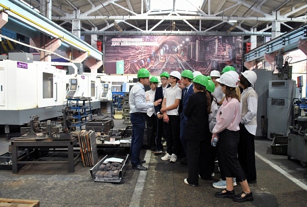 В Брянске школьникам и студентам показали, как льют сталь, создают изделия  микроэлектроники,   оборудование для метро и машины для полей
